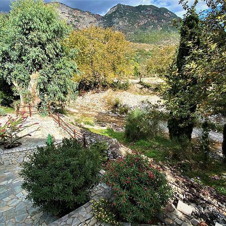 Steinturm Mit Dach-Terrasse Zwischen Fluss, Meer Und Gebirge- Spiti Pirgos Paralia Sergoulas Exterior photo